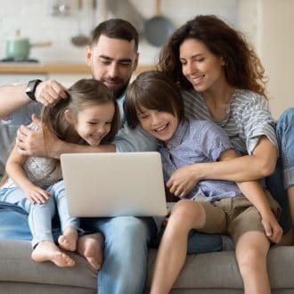 Family on computer at home.