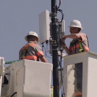 verizon 5g tower workers