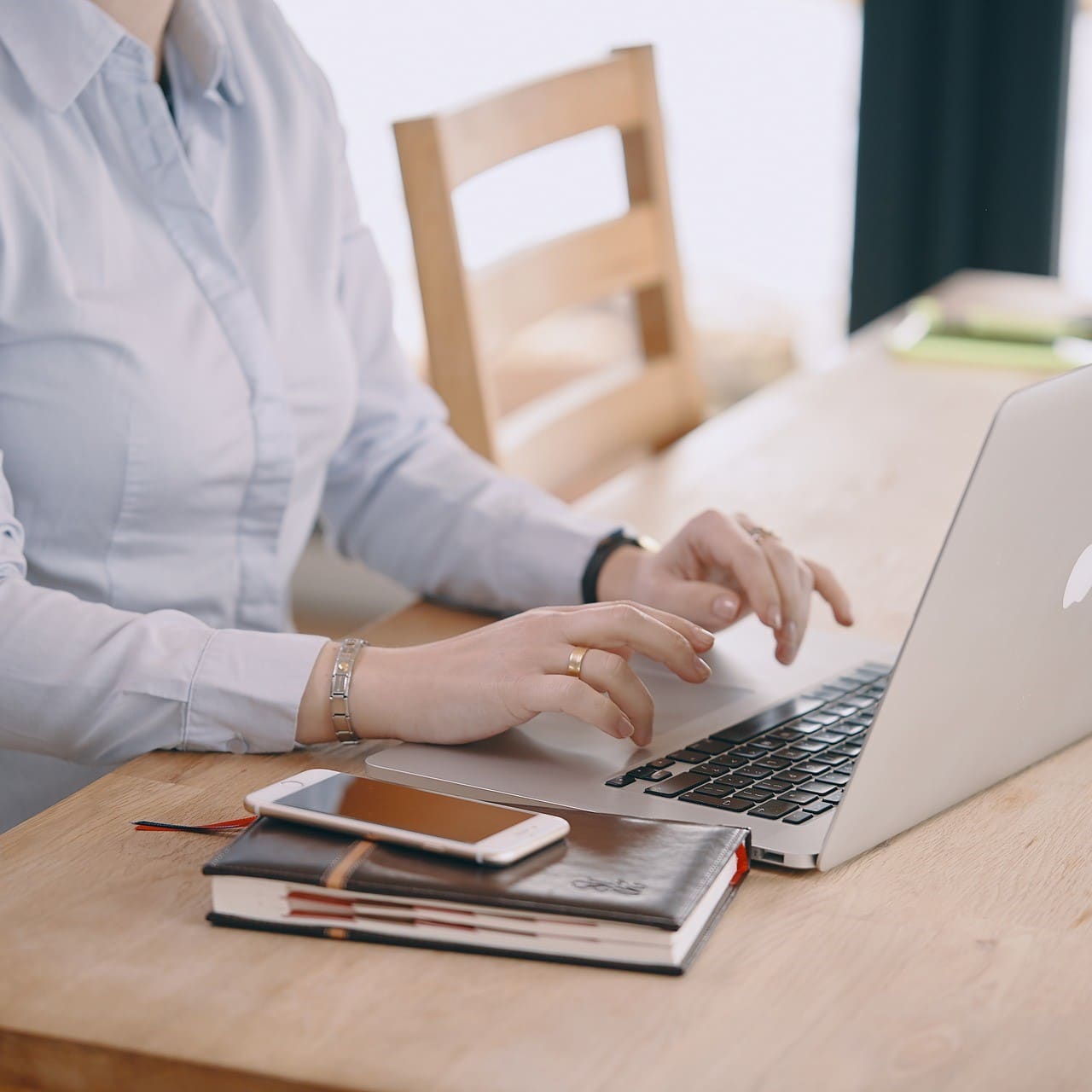 Lady on laptop